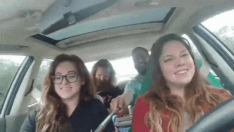 晚上开车弹烟头侧翻,司机被弹烟头