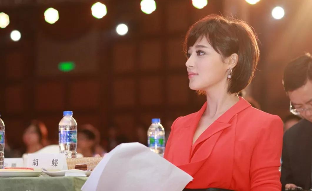 央视主持胡蝶父母从事什么工作,央视主播胡蝶出生日