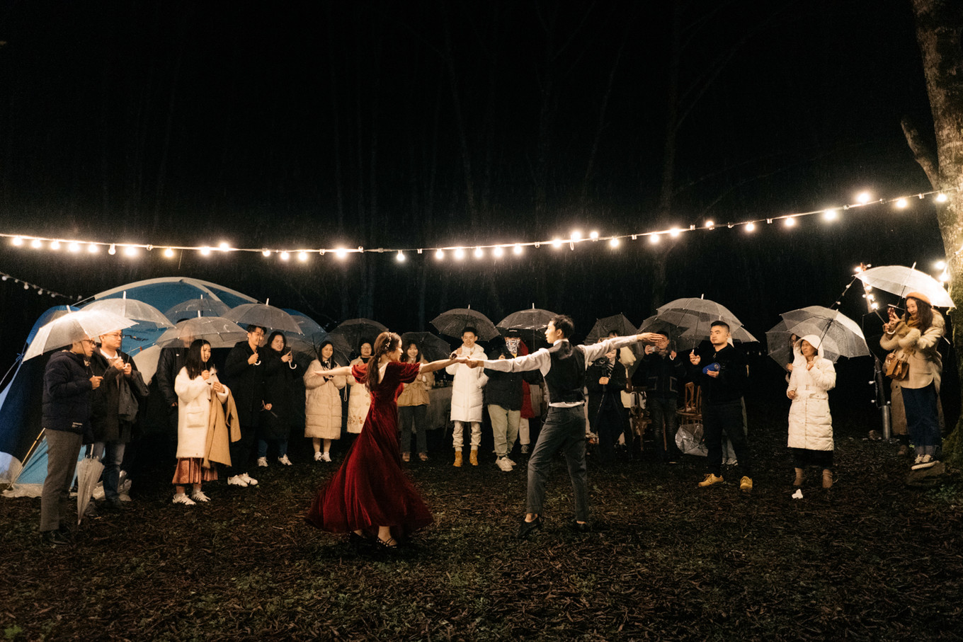 我们带上婚纱，去与世隔绝的山中办了一场绝世婚礼