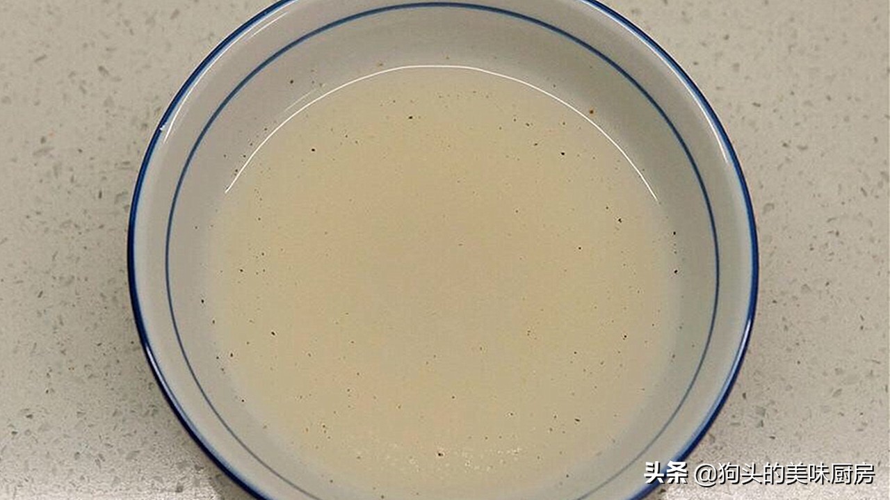 空气炸锅炸馒头片沾水做法,馒头切成小块裹上蛋液的做法