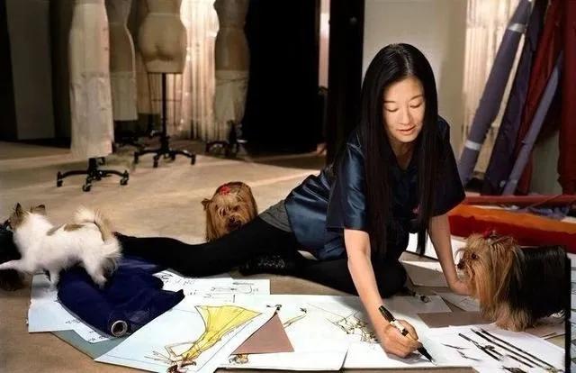 身价40亿，男友小她36岁：72岁“婚纱女王”比邓文迪厉害多了