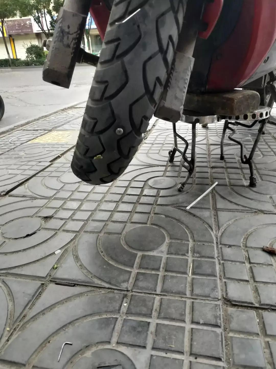 电动车骑在半路轮胎没气了怎么办？教你一个轻松应急办法骑去修补