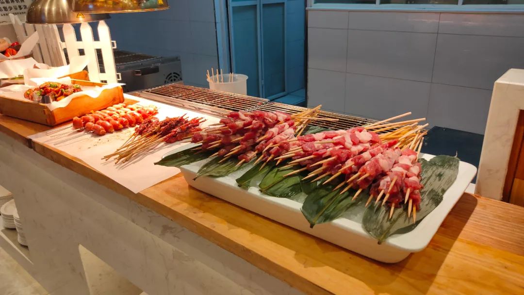 独家亲测，告诉你49元爽吃原价98元的牛排披萨自助，超高性价比