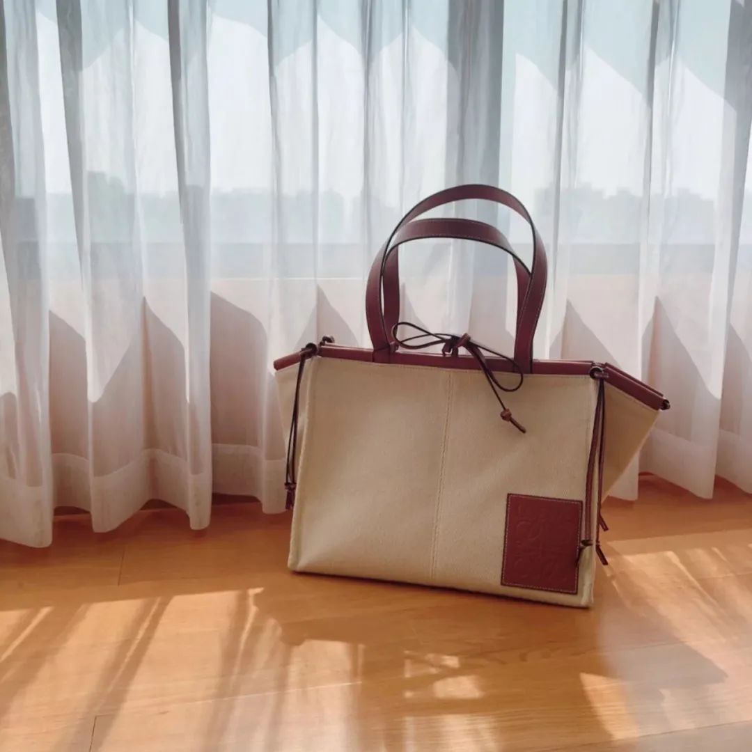 这才爆红一年就这么能“装”了?3w的包一背我都认不出来了…