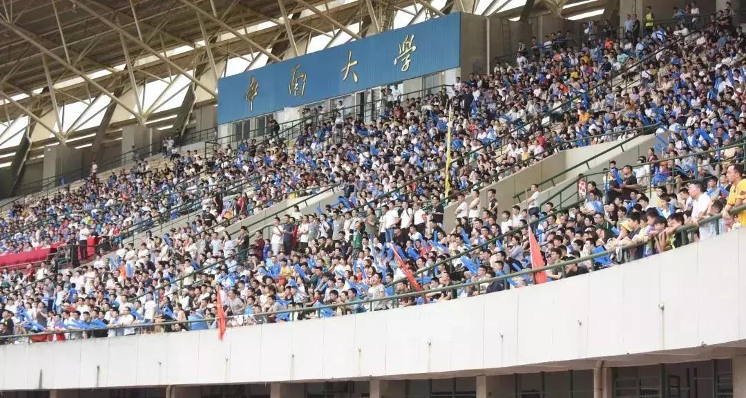 校友足球联赛落下帷幕了,热烈祝贺校运动会圆满结束