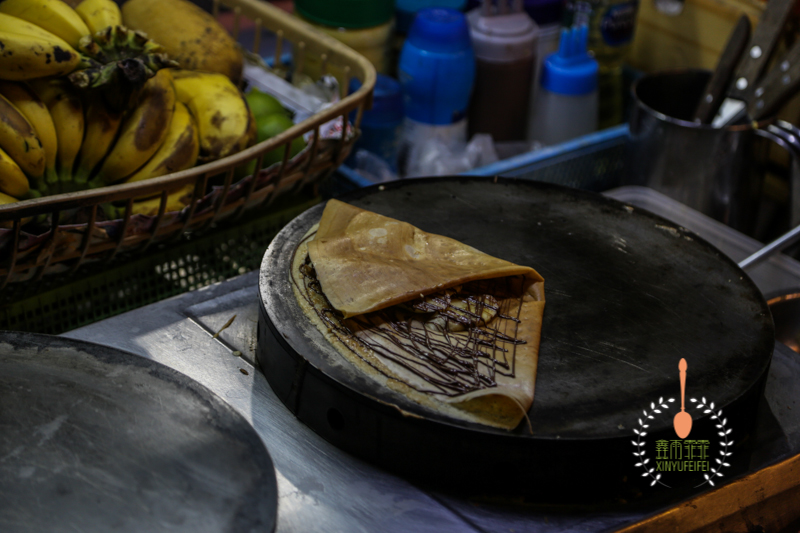 泰国大妈在卖米粉,泰国大妈街头卖椰子