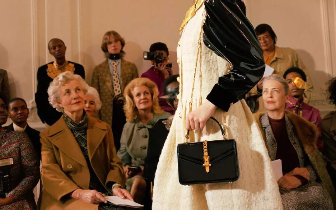 秋冬适合背什么颜色的包包,适合秋季背的大牌包包