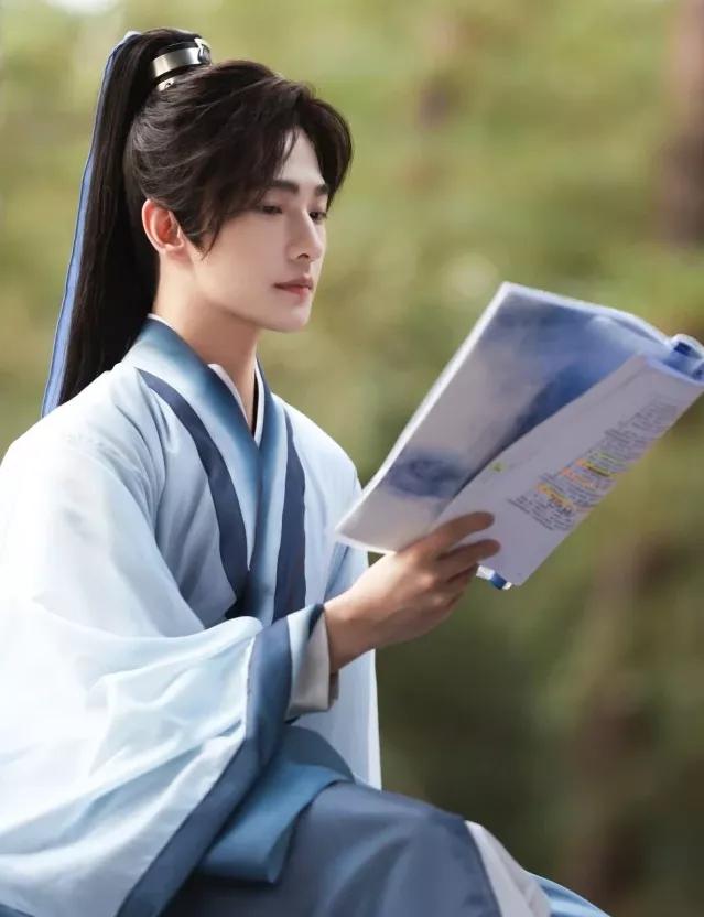 赵露思雷人造型,赵露思综艺红裙公主切造型