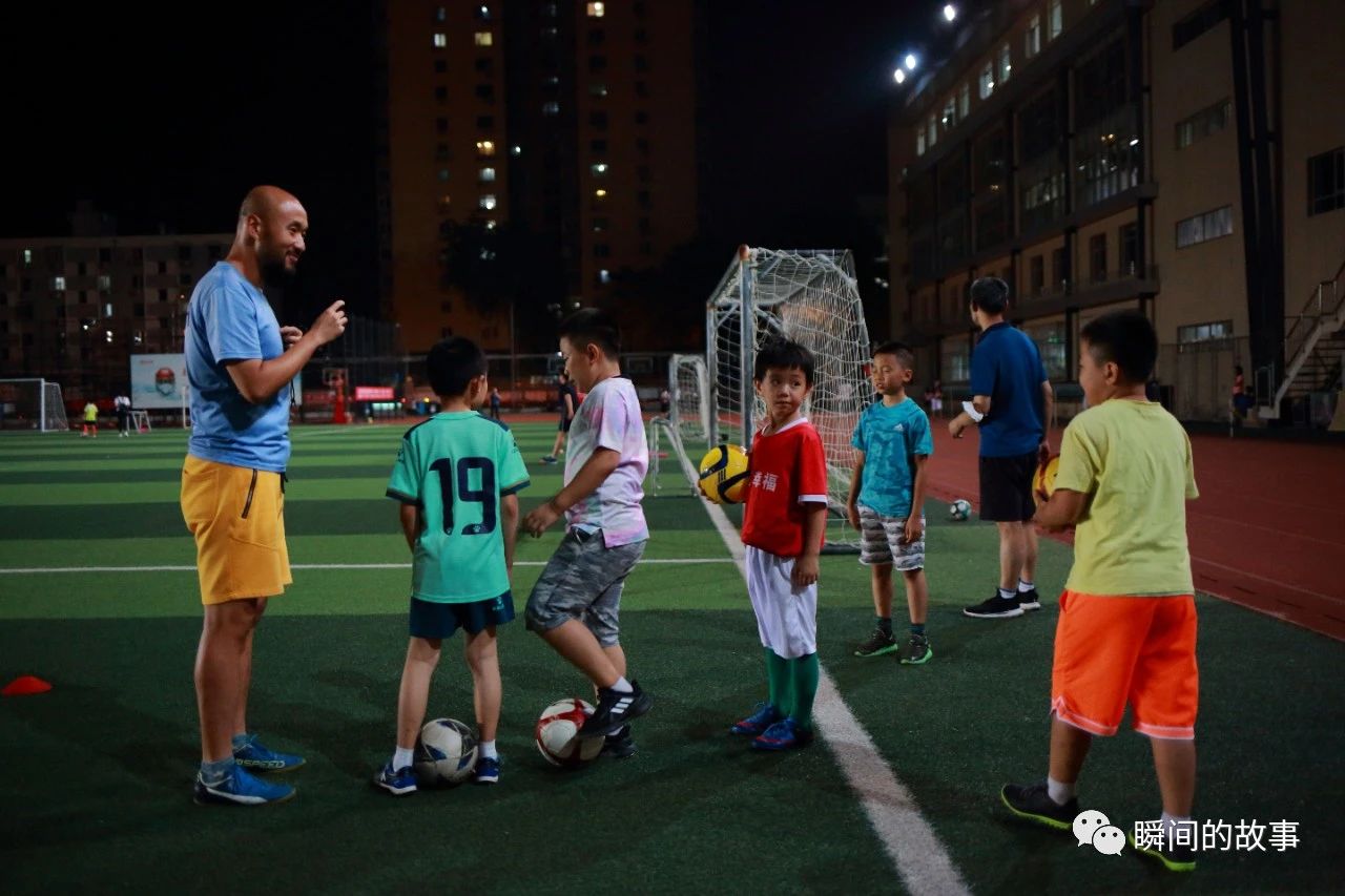 少年足球雨中训练,加油吧少年足球训练