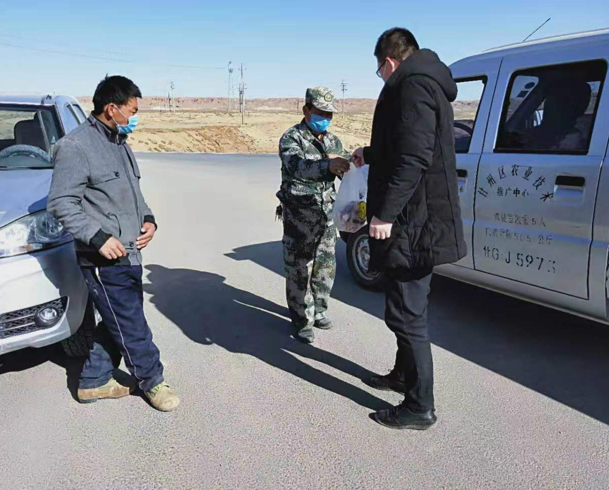 甘州区平山湖蒙古族乡*党**员干部代购物资获农牧民群众竖指点赞