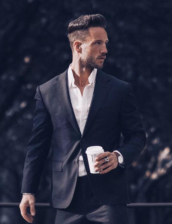 西装应该怎么穿才显得有品位,肩膀宽的人穿西装为什么更好看