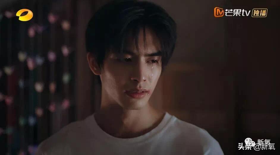 1米8大长腿，抿嘴笑爆红被吹顶级神颜，没想到竟然是照骗...