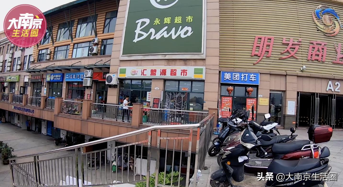 南京南站CBD旁的大型购物中心，商家纷纷撤离，如今却住满了人