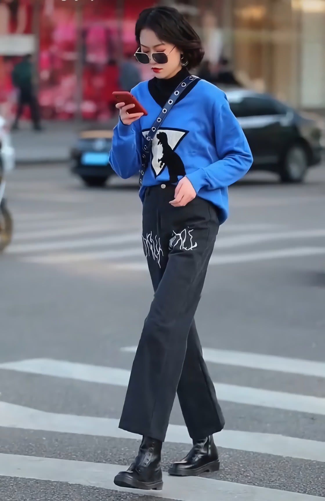 小姐姐的靴子可真有趣，不需要绑鞋带，却在上面钻了16个孔！