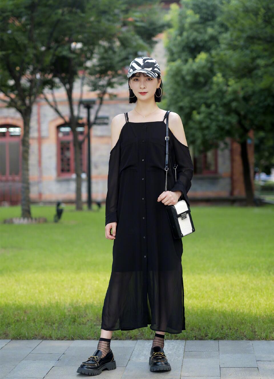 今年秋天最时髦的袜子穿法,穿袜子可以搭配的平底单鞋