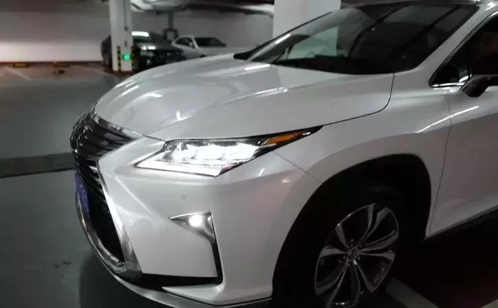 汽车电瓶两年多了有必要换新的吗,汽车电瓶两年没电是什么原因