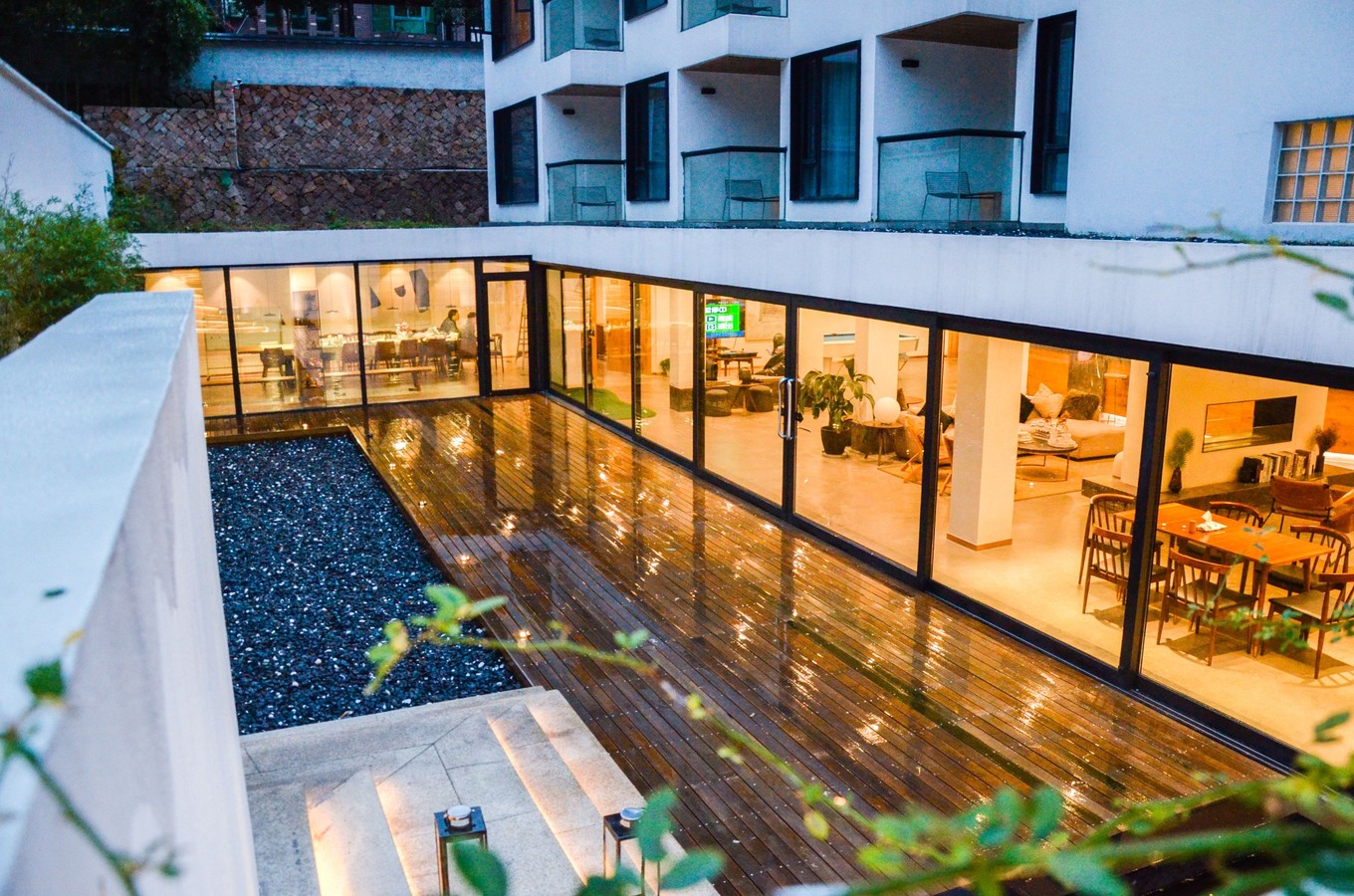 一座白楼，青山环绕，云卷雾舒～享受在莫干山野的娴静自由