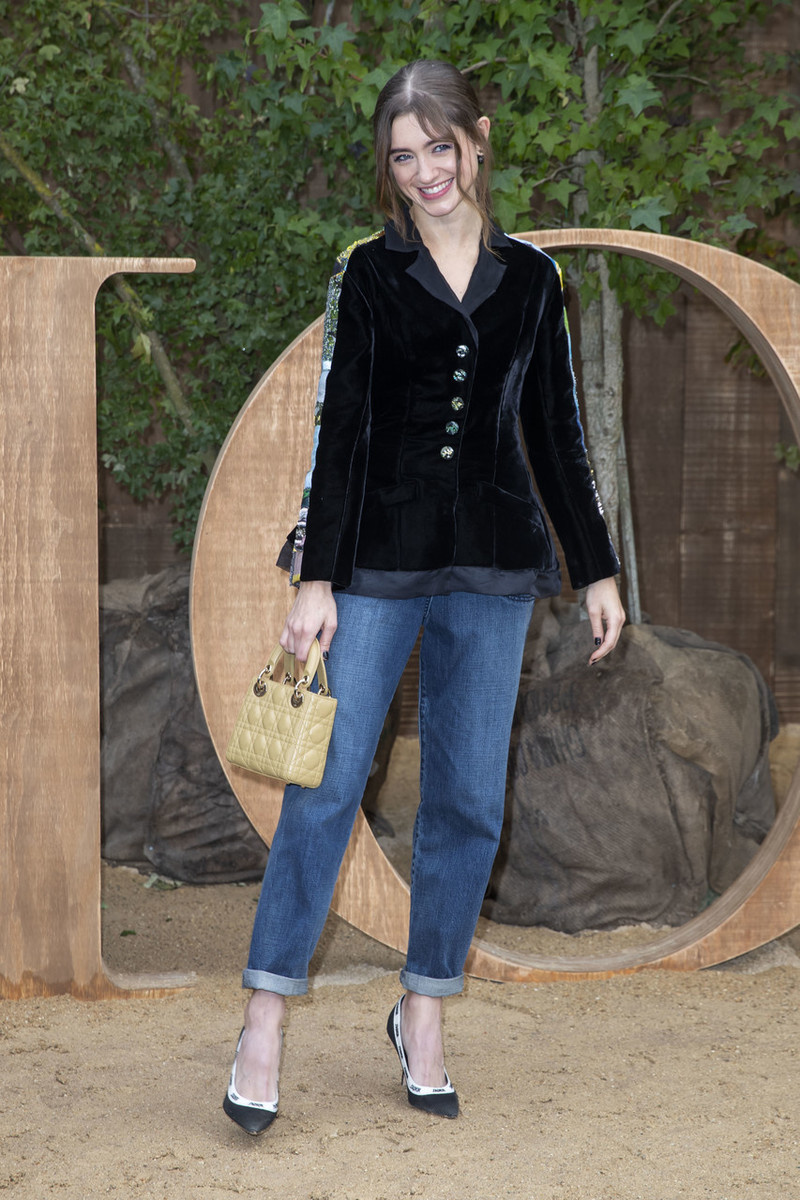 丝绒面料怎么穿才好看 (丝绒复古面料诠释时尚新定义)