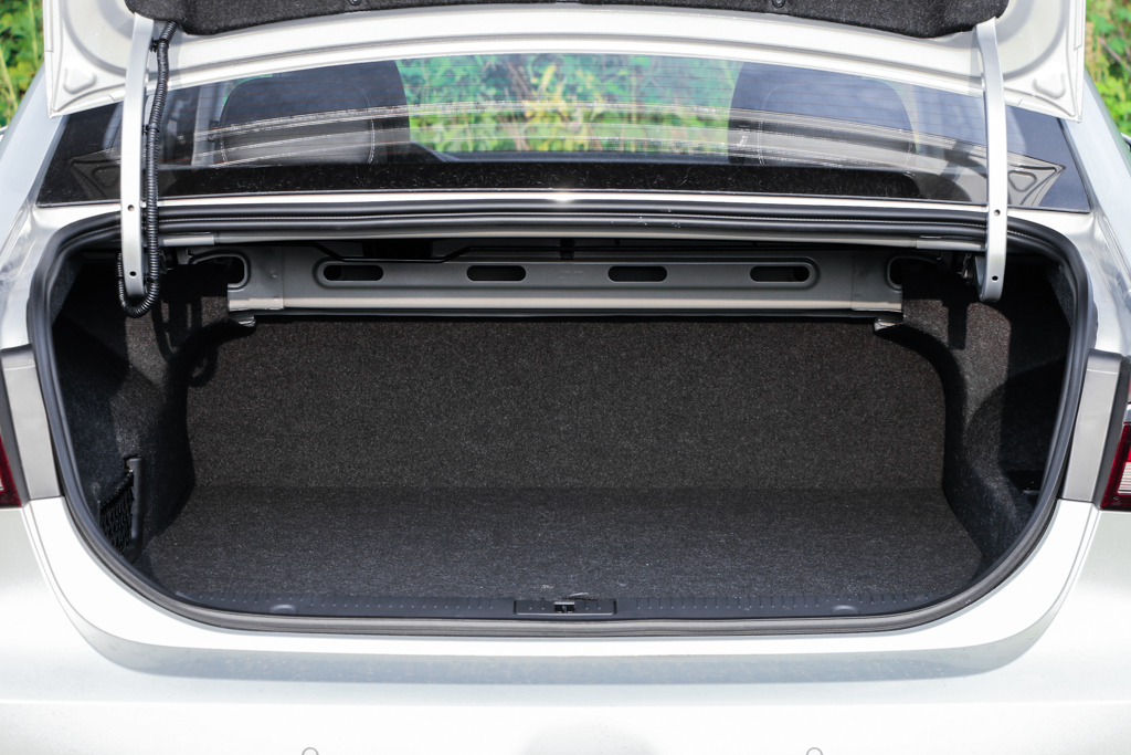 换“芯”出发智能前行试驾2019款荣威ei6PLUS