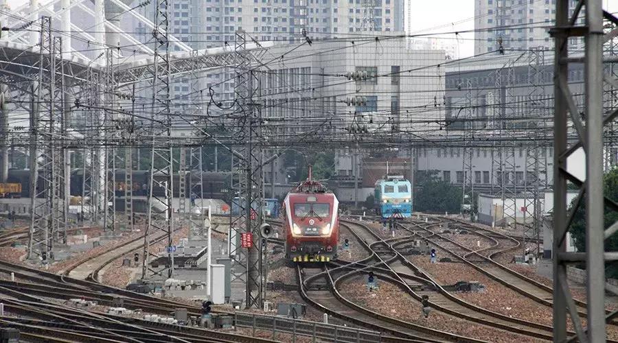 郑州的高架桥上看火车，铁龙慢游咣~咣~铛~铛