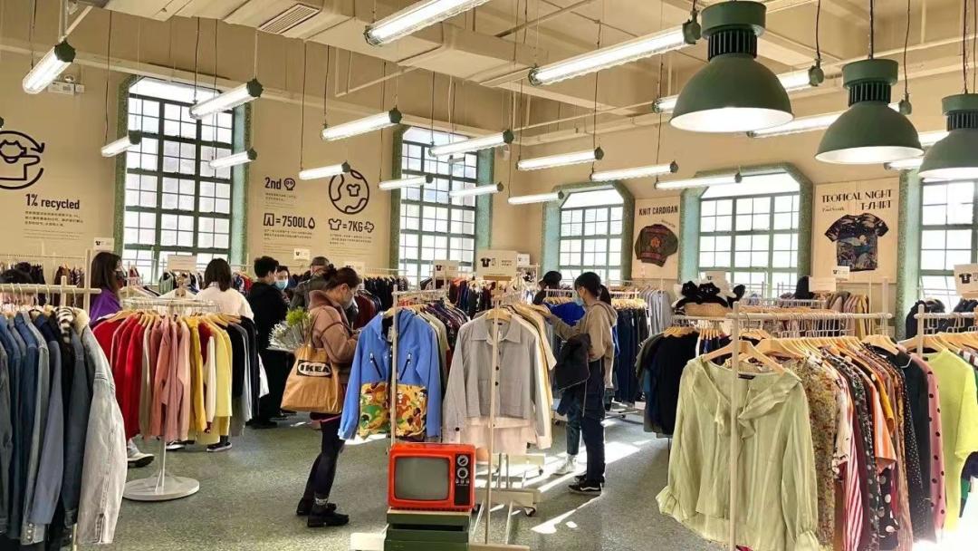 探访二手书店铺，一天卖出上万本，年轻人爱上“捡破烂”