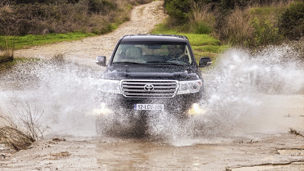 安装底盘护板不是全包围的好吗,新车需要安装底盘护板吗