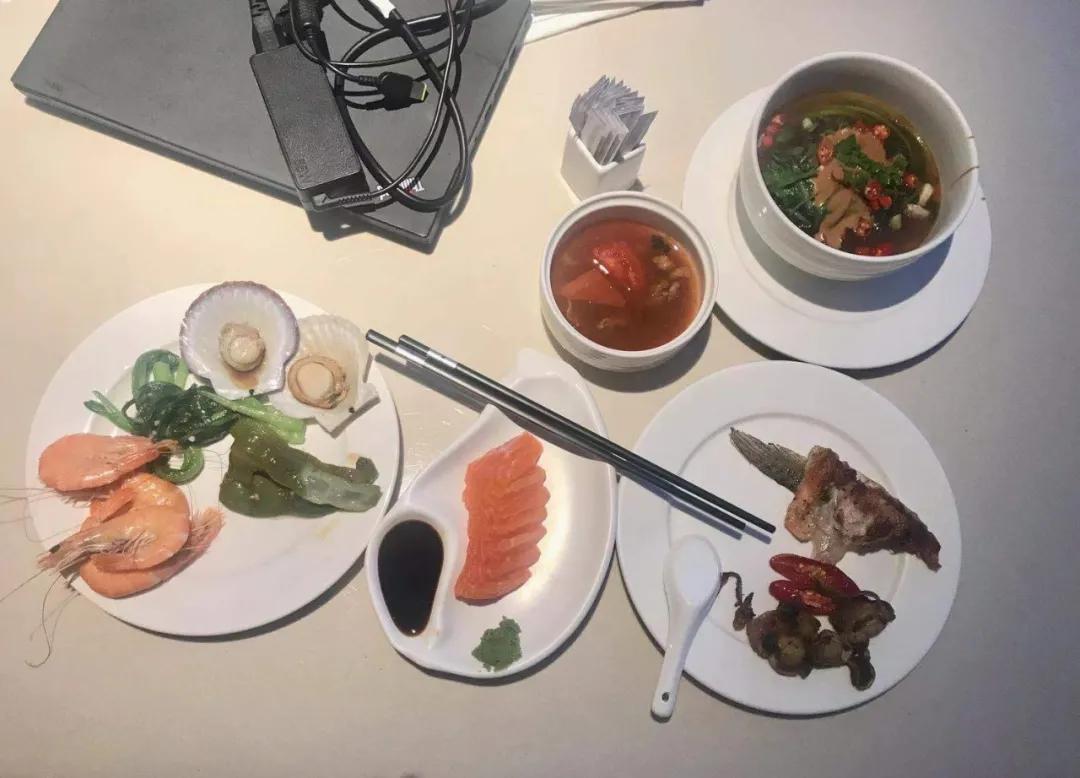 别卷了，东北澡堂都有图书馆和无限量麻辣烫了