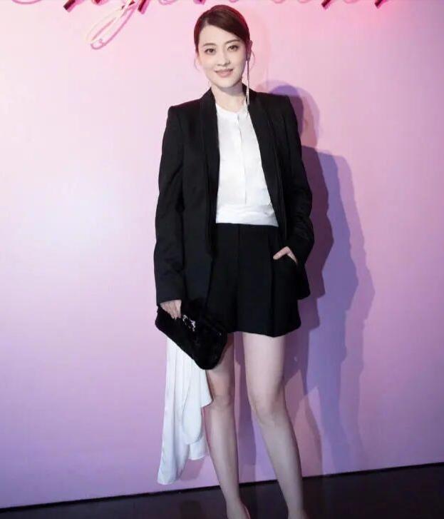 梅婷瘦下来真洋气，穿白T恤配运动裤走机场，圆墨镜减龄时髦炸了