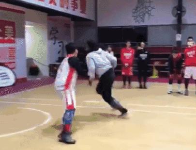 篮球过人招式教学crossover,科比篮球技巧过人24招教学