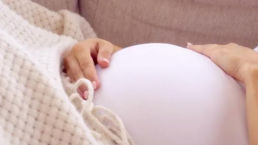 孕妈妈手摸哪里胎宝宝动哪里,胎宝宝会在妈妈身体的什么位置