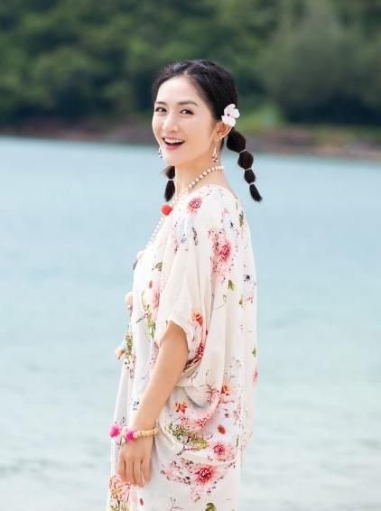 谢娜最新美照曝光,谢娜复出后走机场叠穿造型真时髦