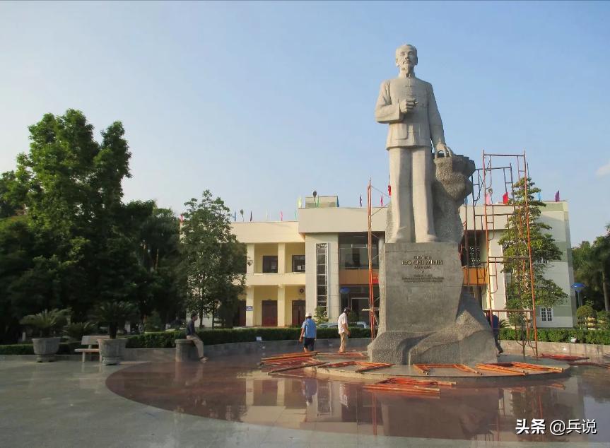 越南老兵重回当年战斗过的洞穴 (越南老兵回忆丛林战争)