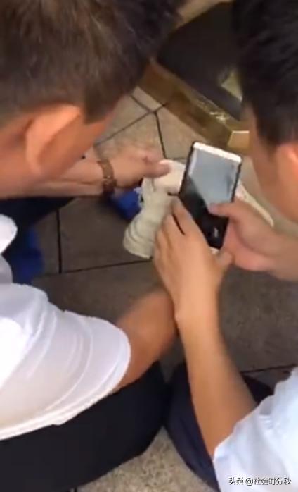 逛街被车压到脚,女子逛街被车压脚