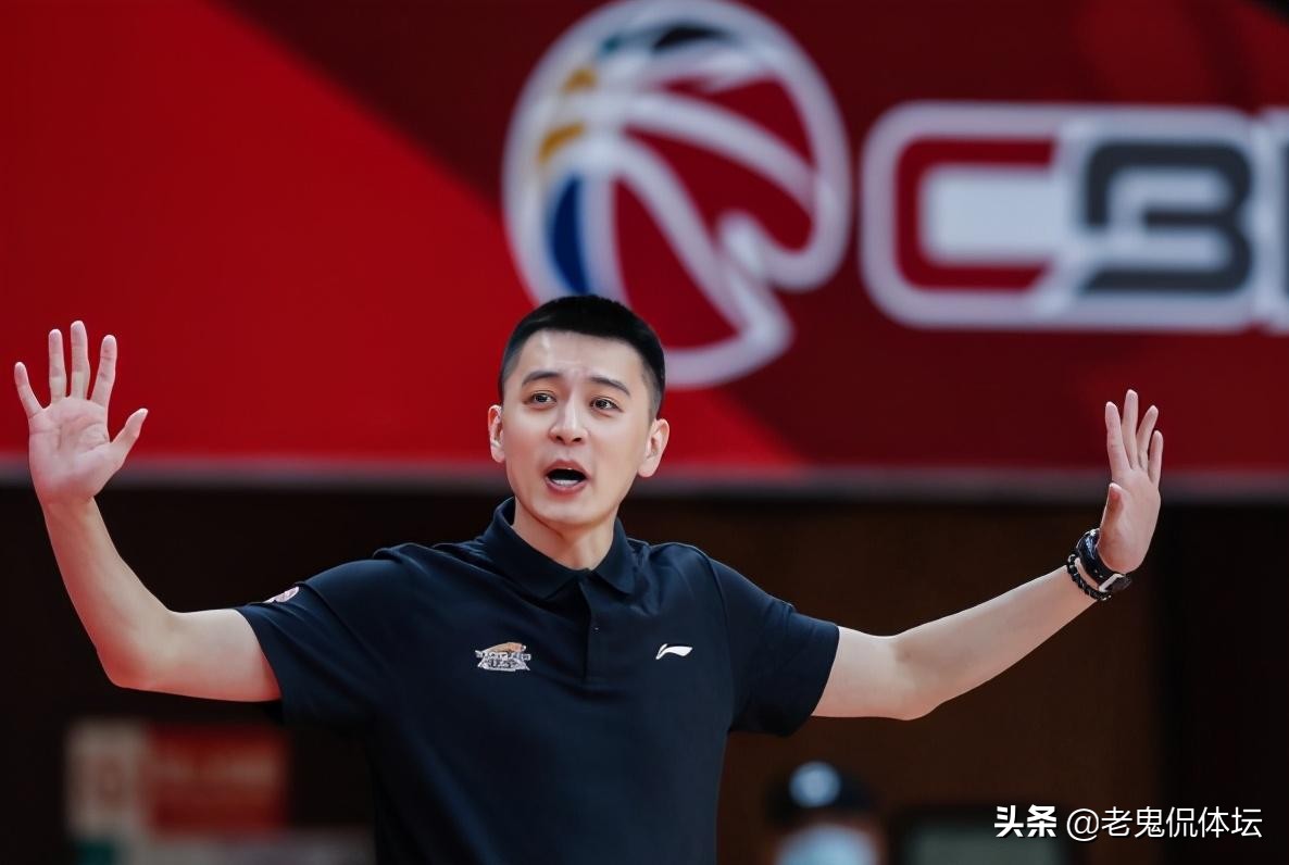 媒体杨鸣卸任辽篮主帅早有迹象,回应郭士强评价杨鸣