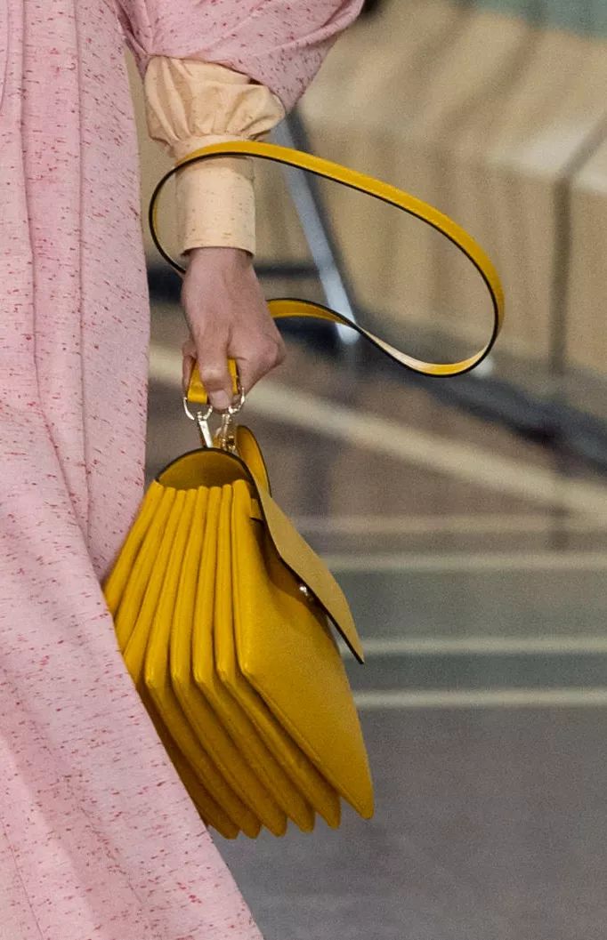 有褶皱的衣服和没褶皱的衣服对比,带褶皱的衣服怎么才能保持褶皱