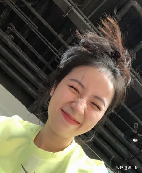 周雨彤穿板鞋图片,周雨彤spell牛仔裤穿搭