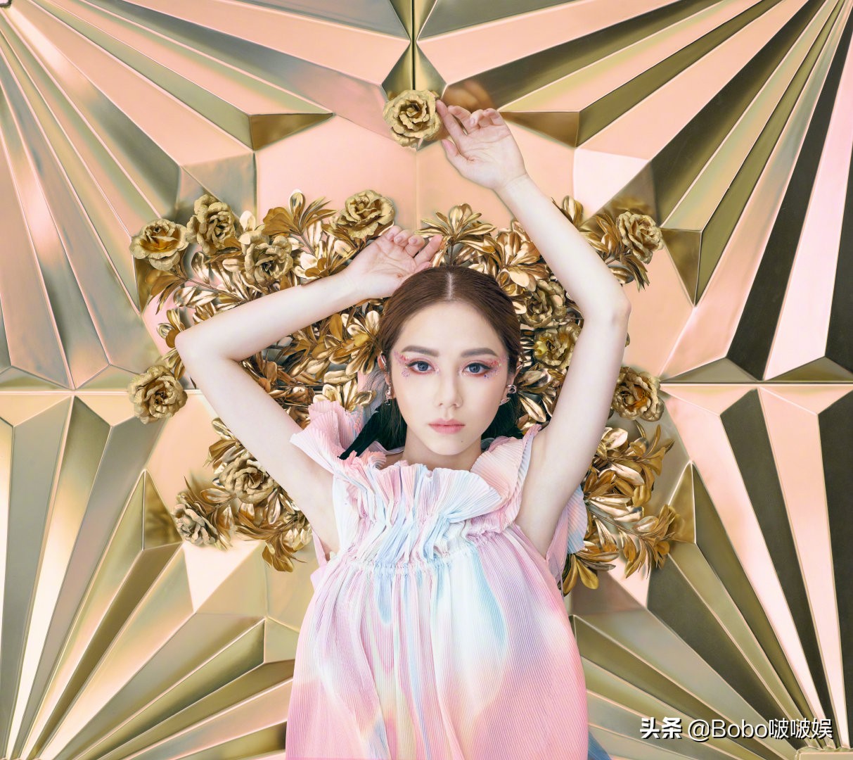 邓紫棋是多久和蜂鸟公司解约的,邓紫棋蜂鸟最新消息