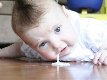 新生儿吐奶的最快解决办法,宝宝吐奶原因如何避免宝宝吐奶