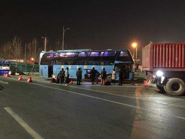 无安检，每天上百乘客发全国，高速服务区成黑大巴倒客集散地？