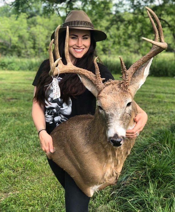 澳洲女子移居美国后爱上打猎，还发了张炖熊肉照片，网友大骂无耻