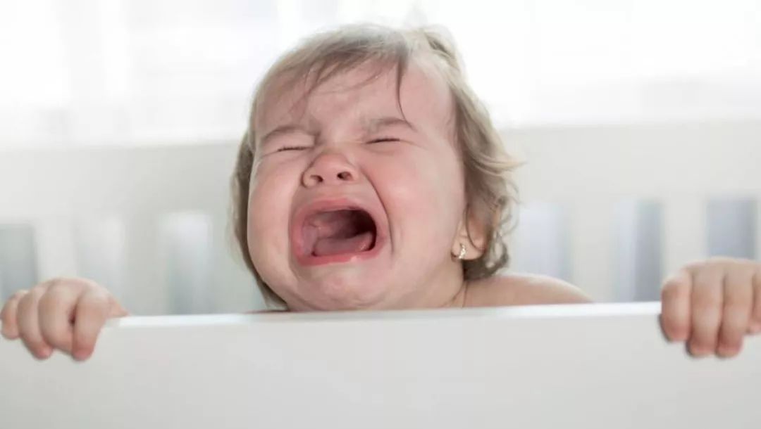 两个月的宝宝白天不睡觉怎么回事,两三个月小孩子晚上不睡觉怎么办