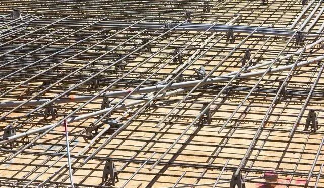 农村自建房屋顶有钢筋露出怎么办？不可置之不理！正确去弥补过错