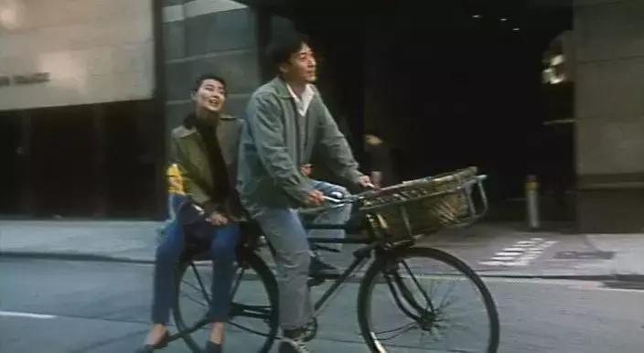 把共享单车骑回家并上了锁,共享自行车开着被人骑走