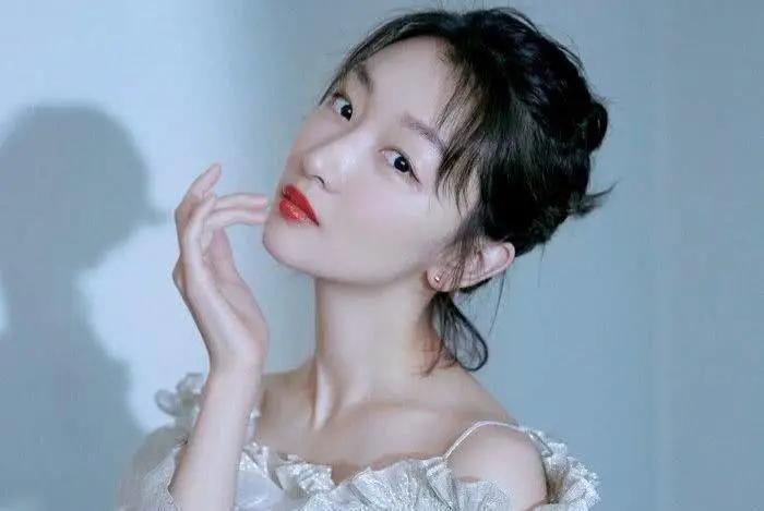 周冬雨成为金像金马双料影后,周冬雨金鸡金像影后颁奖视频