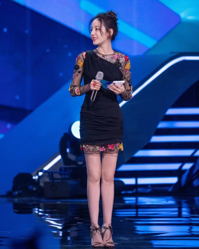 迪丽热巴穿火的鞋,迪丽热巴抢眼的鞋