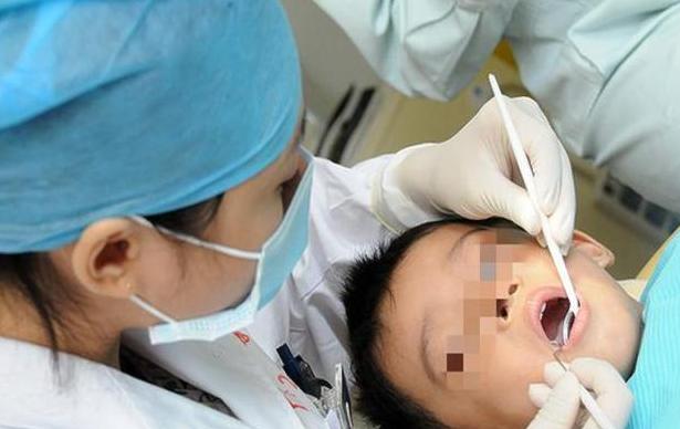 吃鱼扎刺在喉咙里怎么办,宝宝吃鱼被刺卡到有什么反应