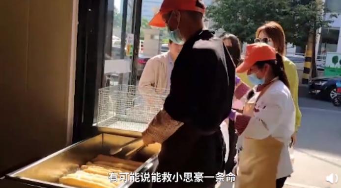 【法治热点早知道】一公司组织员工越野赛，为防作弊没收手机只给地图，致18人被困深山6人失联