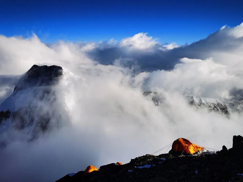 成功登顶引惊呼图片,登顶成功现场图太震撼了