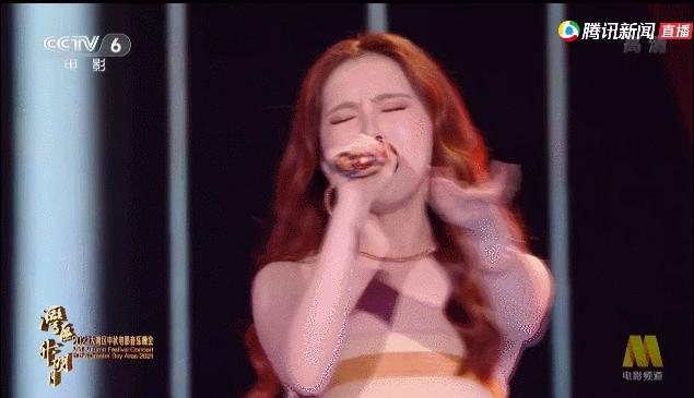 大湾区王菲出场谢霆锋表现,谢霆锋看王菲演唱会的视频