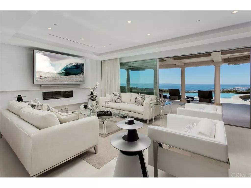 开车进故宫空姐被扒!溥仪都要买票,特朗普也须步行,你凭啥?